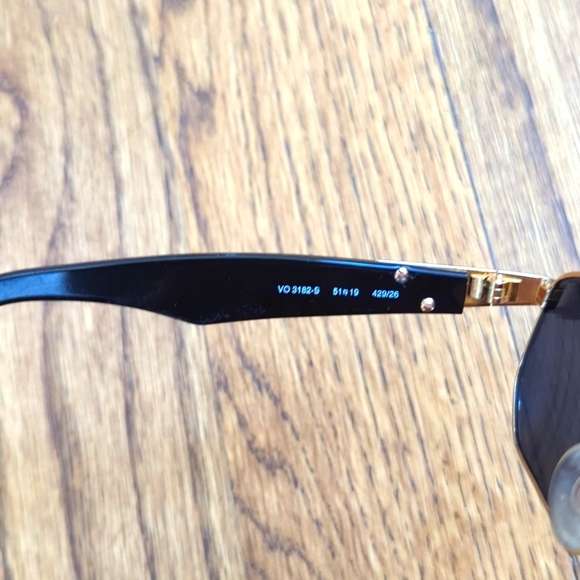Vintage Vogue Florence VO3182-S Black and Gold Sunglasses Italy - Picture 7 of 7